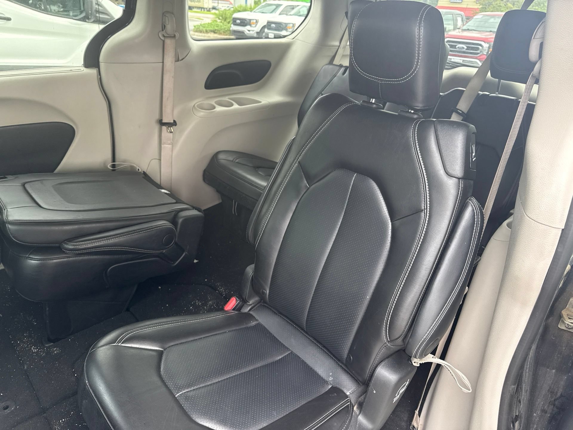 Used 2023 Chrysler Pacifica Touring-L FWD image 11