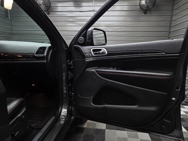 Used 2018 Jeep Grand Cherokee Trailhawk AWD/4WD image 32