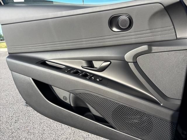 Certified 2025 Hyundai Elantra SEL FWD image 10