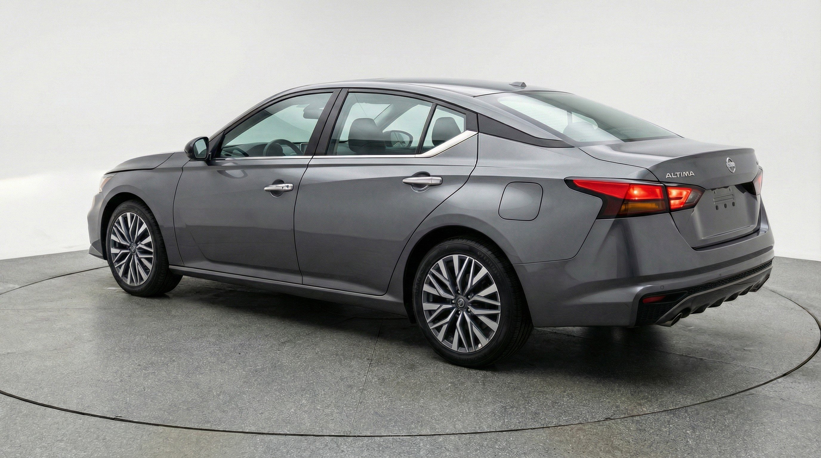 Used 2025 Nissan Altima 2.5 SV FWD image 6