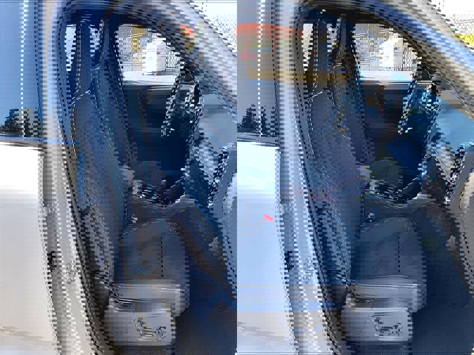 Used 2023 Volvo XC40 Recharge Plus image 10