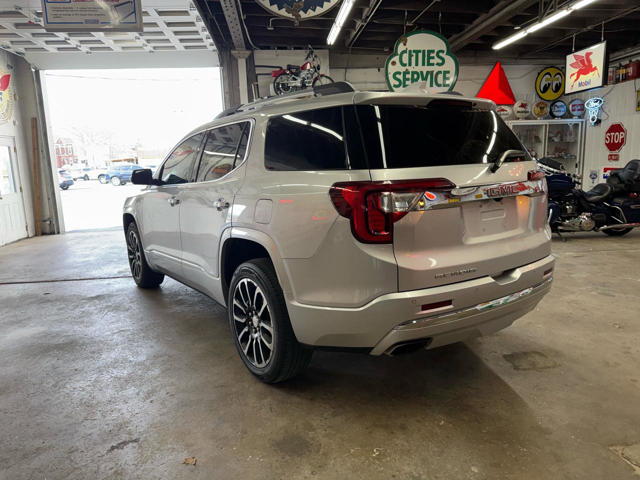 Used 2020 GMC Acadia Denali image 3