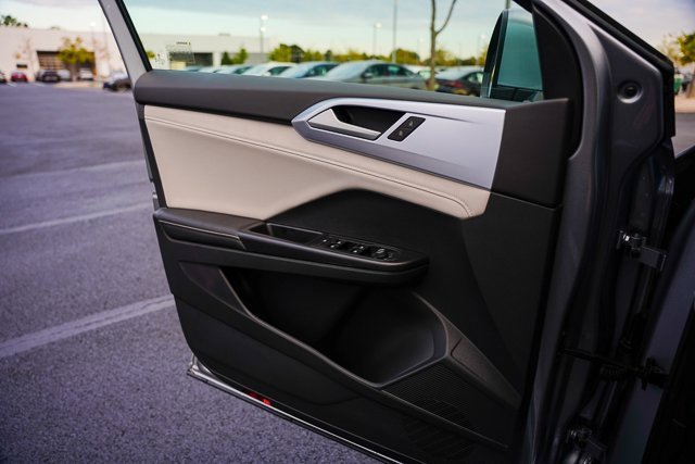 Certified 2025 Volkswagen Taos SE w/ Panoramic Sunroof Package image 21