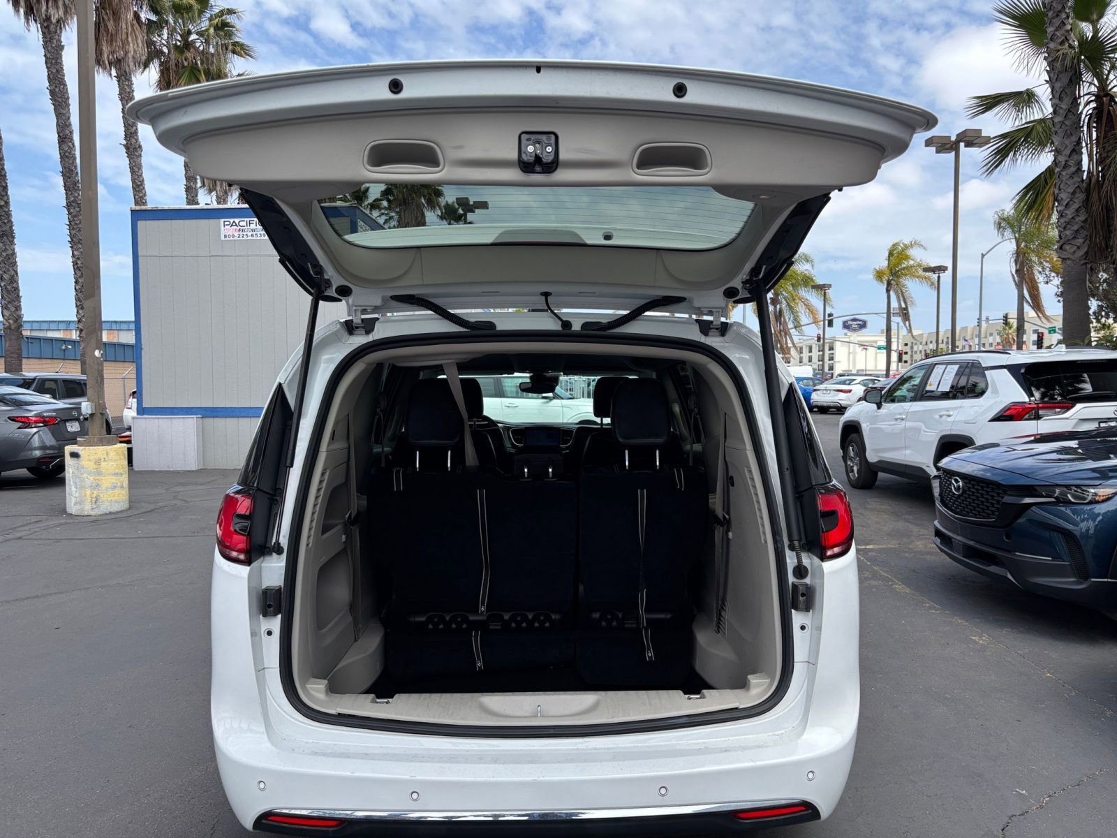 Used 2023 Chrysler Pacifica Touring-L FWD image 34