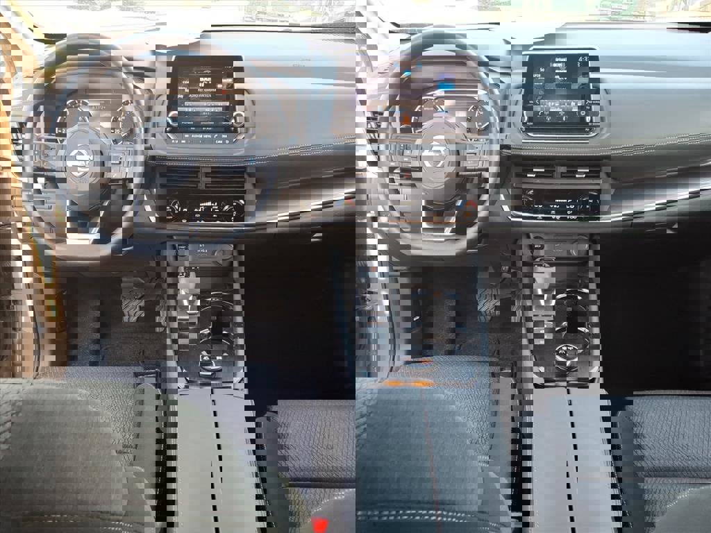 Used 2024 Nissan Rogue SV image 7