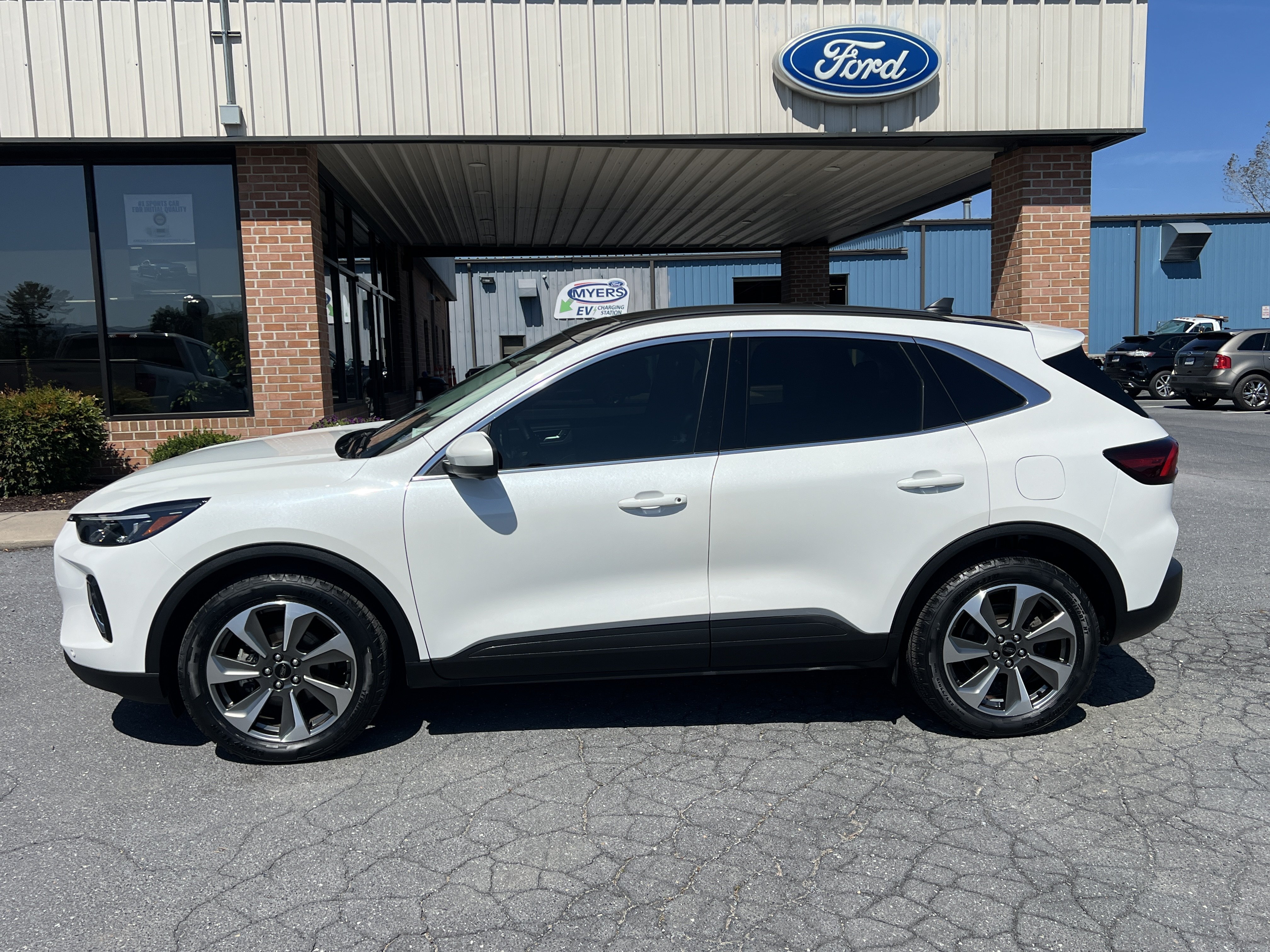 Used 2023 Ford Escape Platinum AWD/4WD image 1