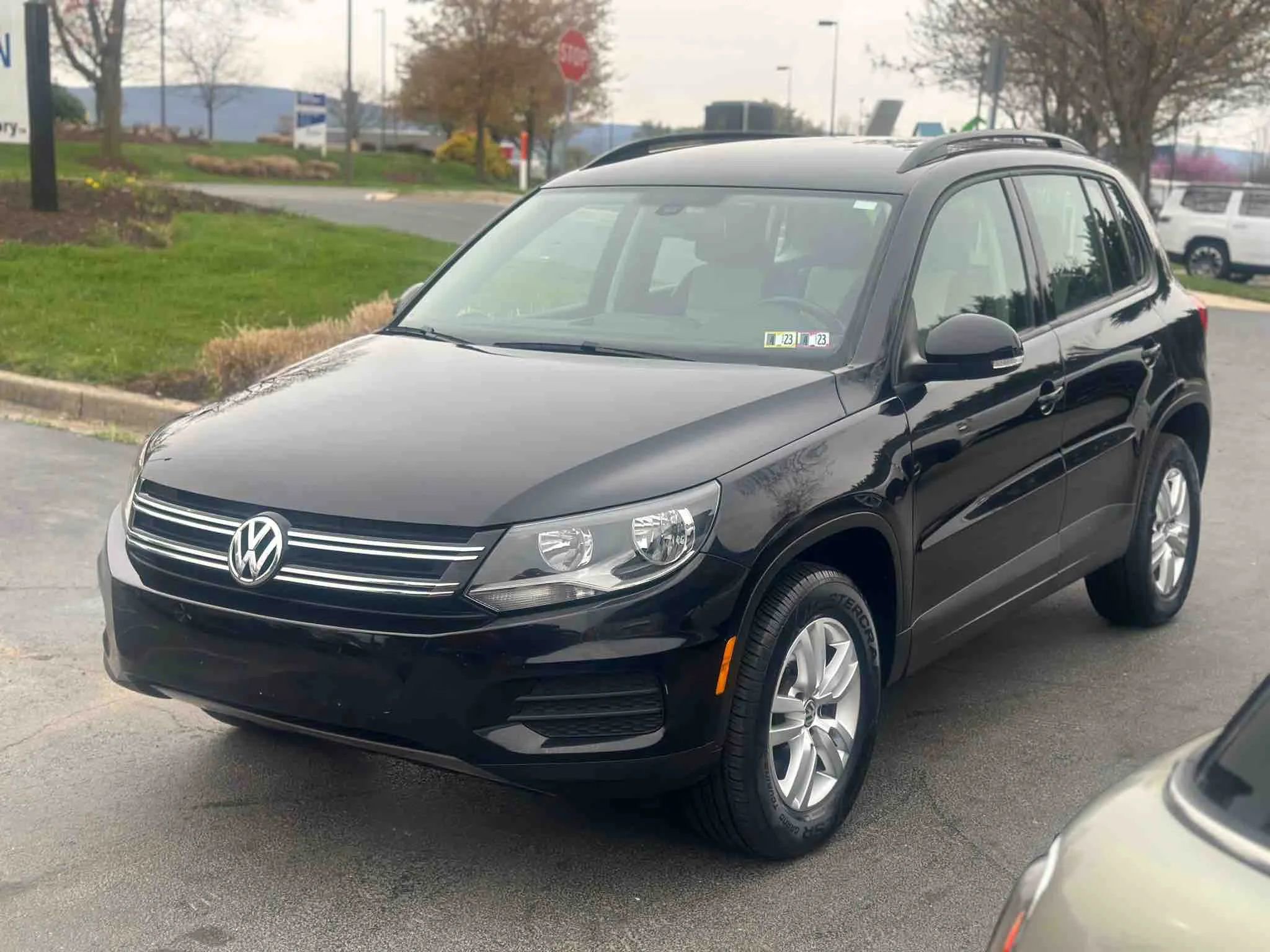 Used 2016 Volkswagen Tiguan S image 2