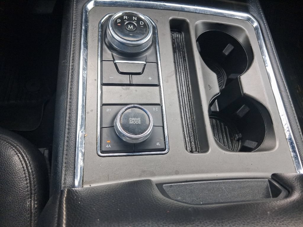 Used 2018 Ford Expedition XLT w/ Equipment Group 202A AWD/4WD image 14