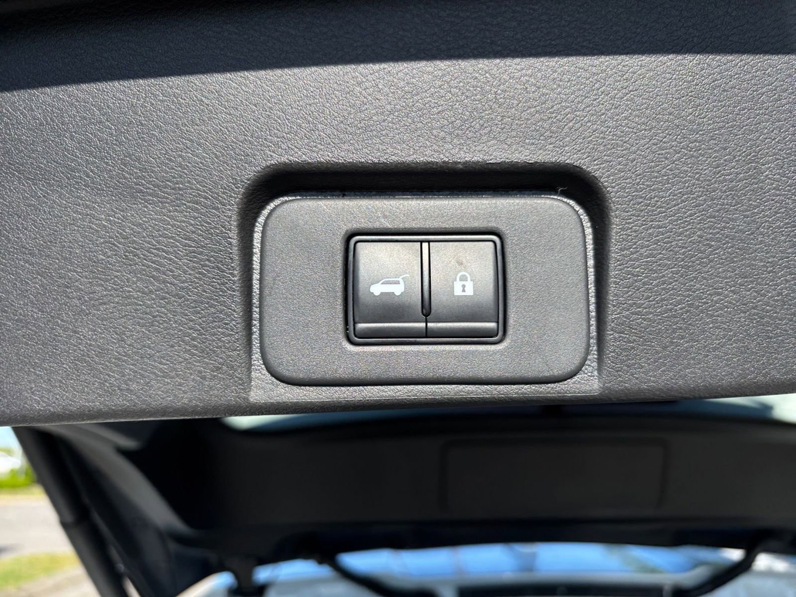 Used 2025 Nissan Rogue SV FWD image 23