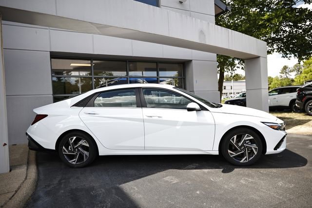 Certified 2025 Hyundai Elantra Limited FWD image 4