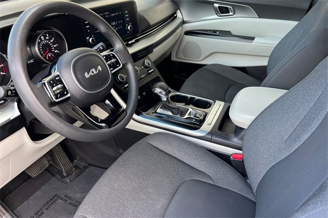 Used 2023 Kia Carnival LX image 13