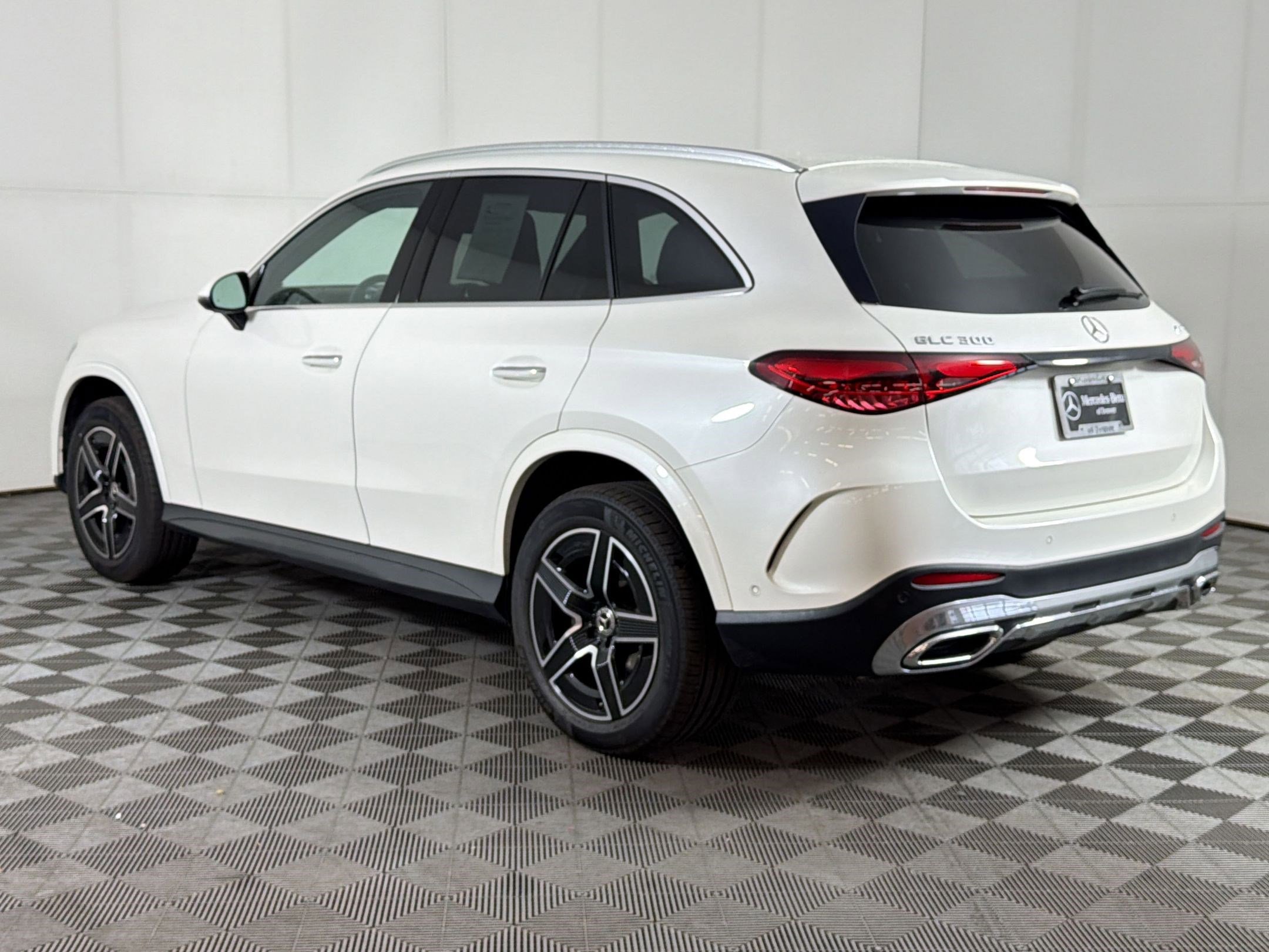Used 2023 Mercedes-Benz GLC 300 4MATIC image 3