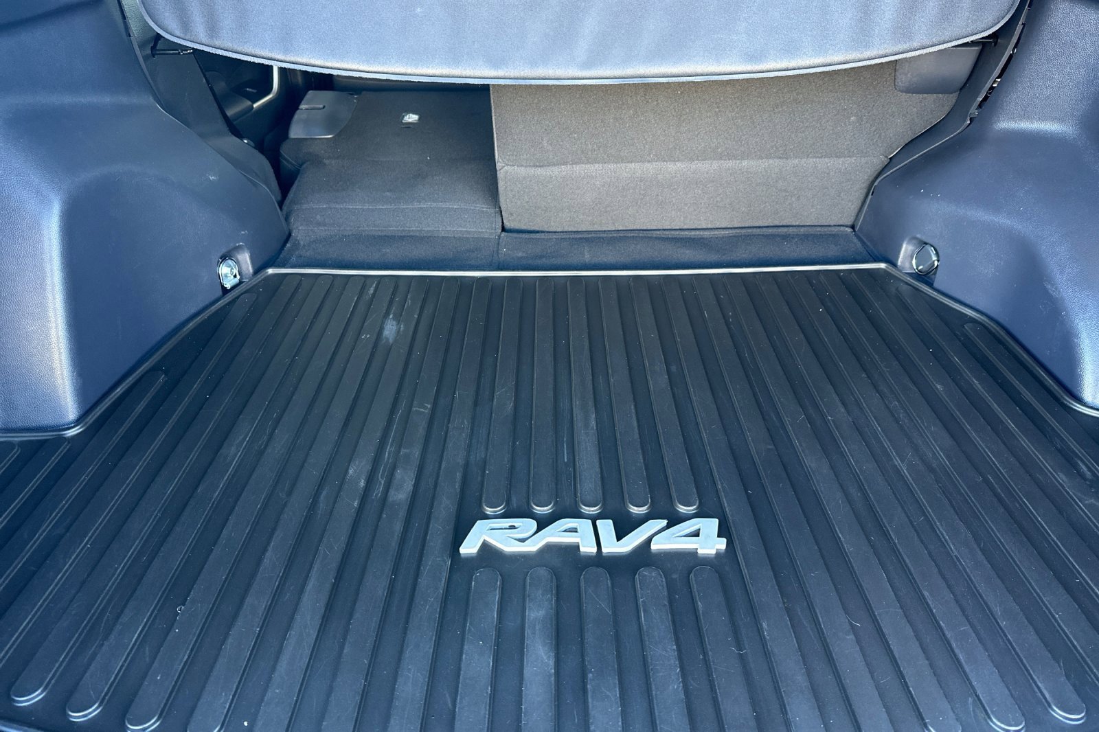 Used 2025 Toyota RAV4 XLE image 17
