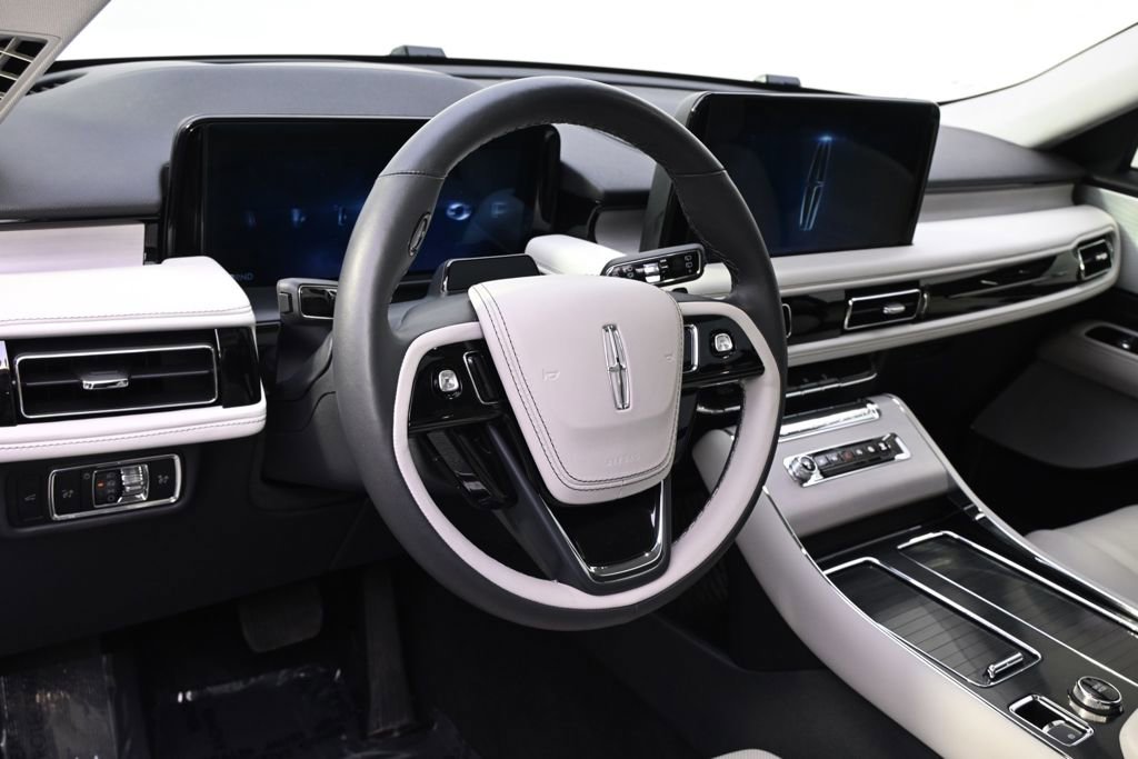 Used 2025 Lincoln Aviator Reserve w/ Equipment Group 201A AWD/4WD image 11