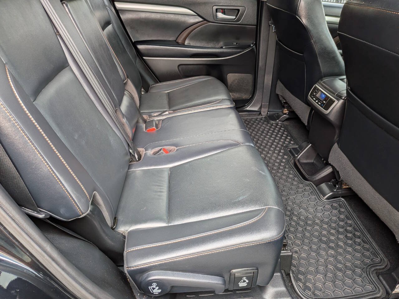 Used 2019 Toyota Highlander XLE AWD/4WD image 10