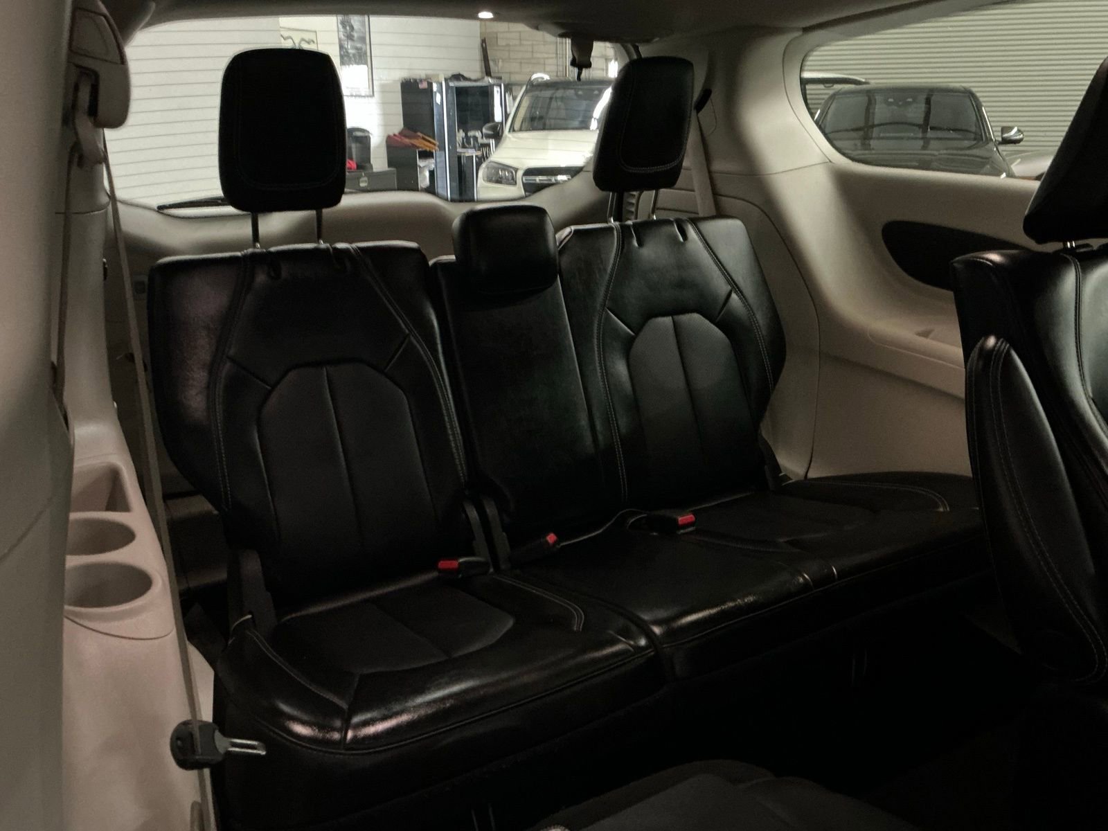 Used 2023 Chrysler Pacifica Touring-L image 17