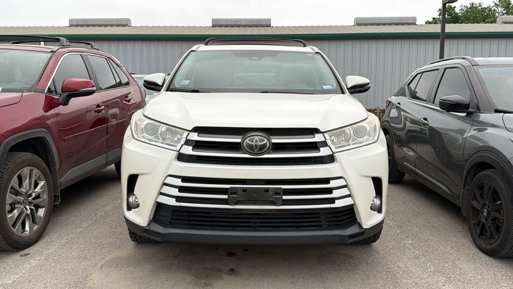 Used 2018 Toyota Highlander XLE FWD image 2