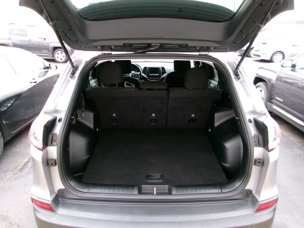 Used 2019 Jeep Cherokee Latitude w/ Cold Weather Group image 6