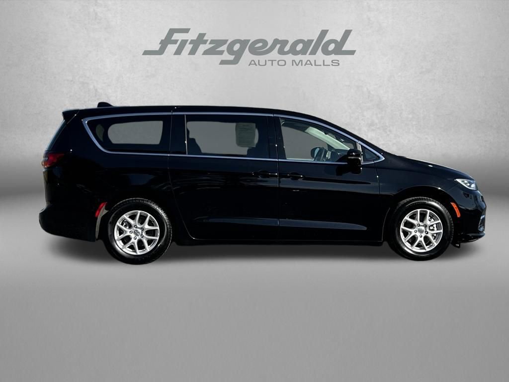 Used 2024 Chrysler Pacifica Touring-L image 3