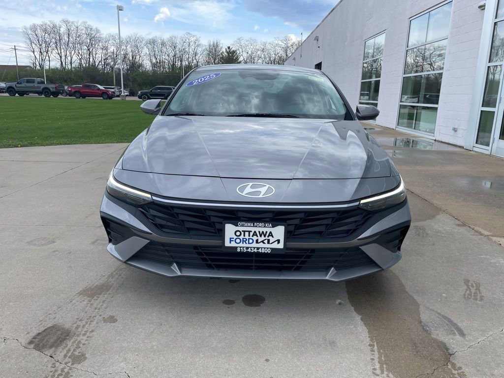 Used 2025 Hyundai Elantra SE FWD image 3