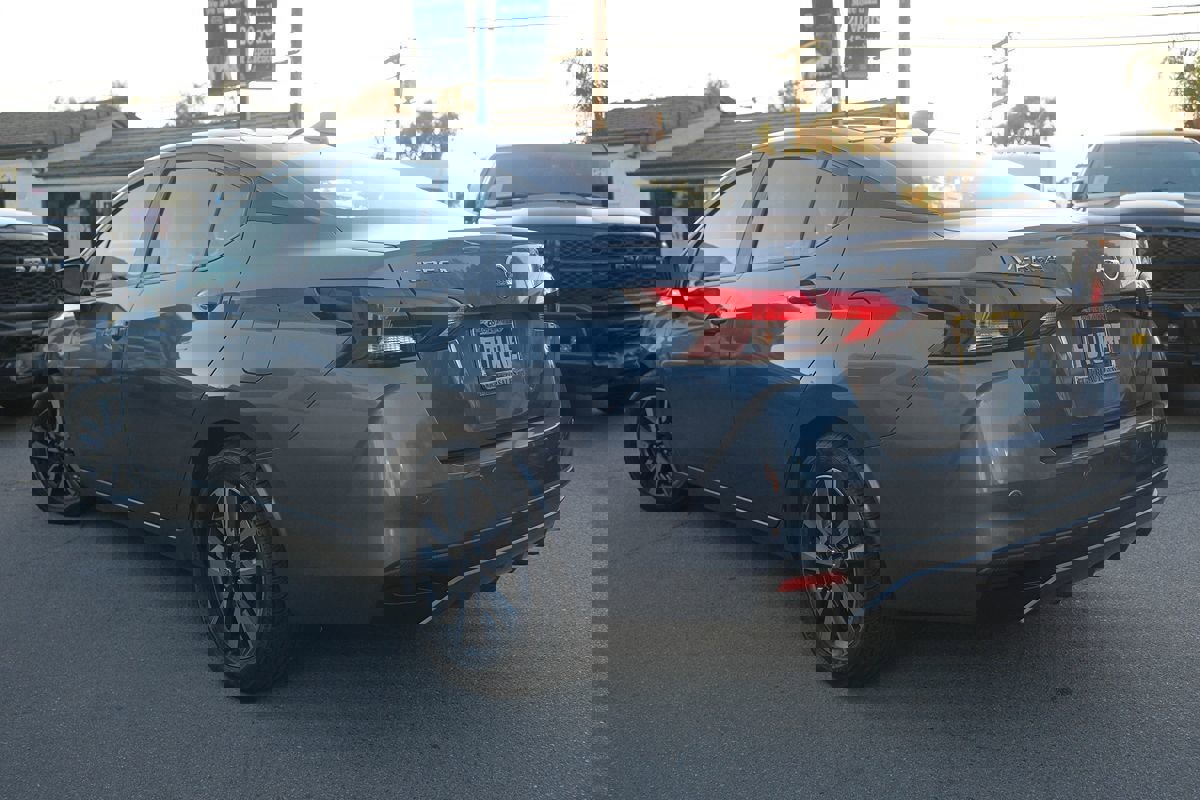Used 2021 Nissan Versa SV image 4