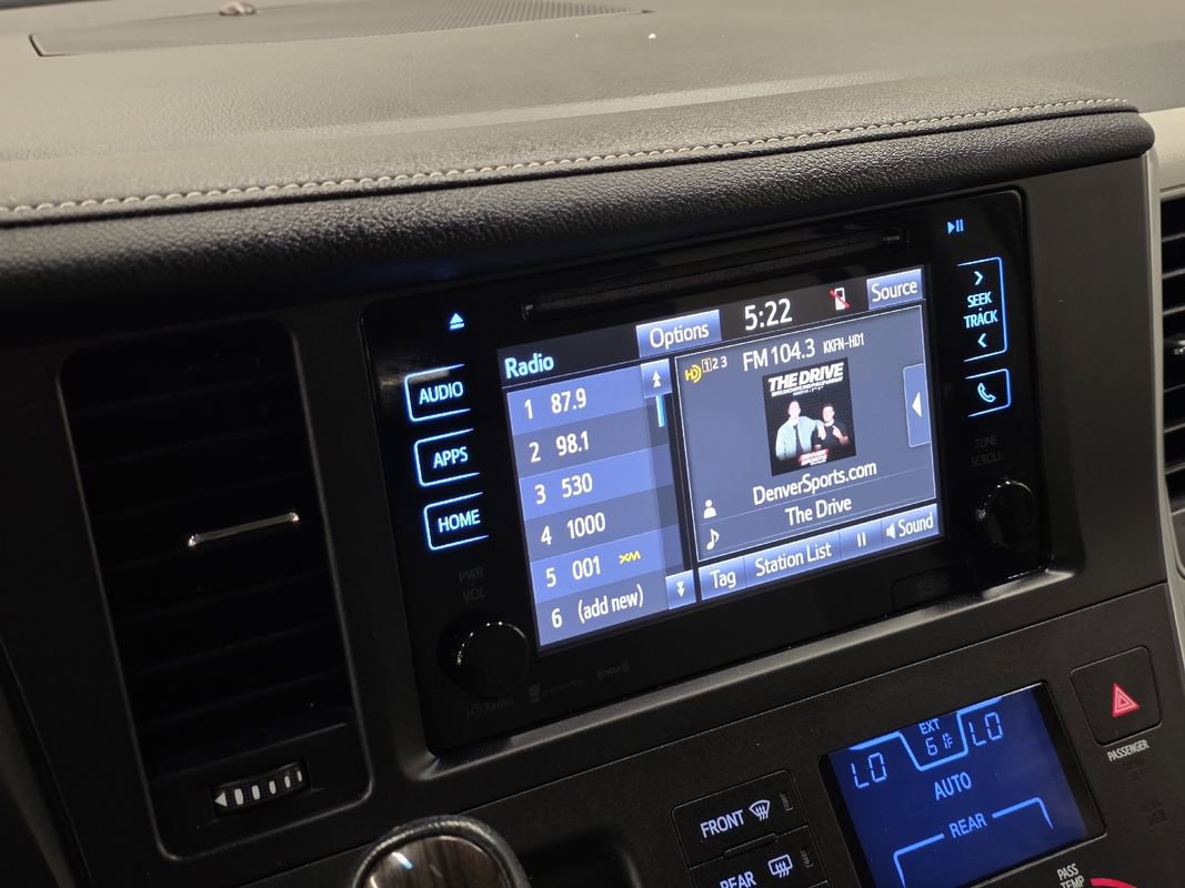 Used 2017 Toyota Sienna XLE Premium image 36