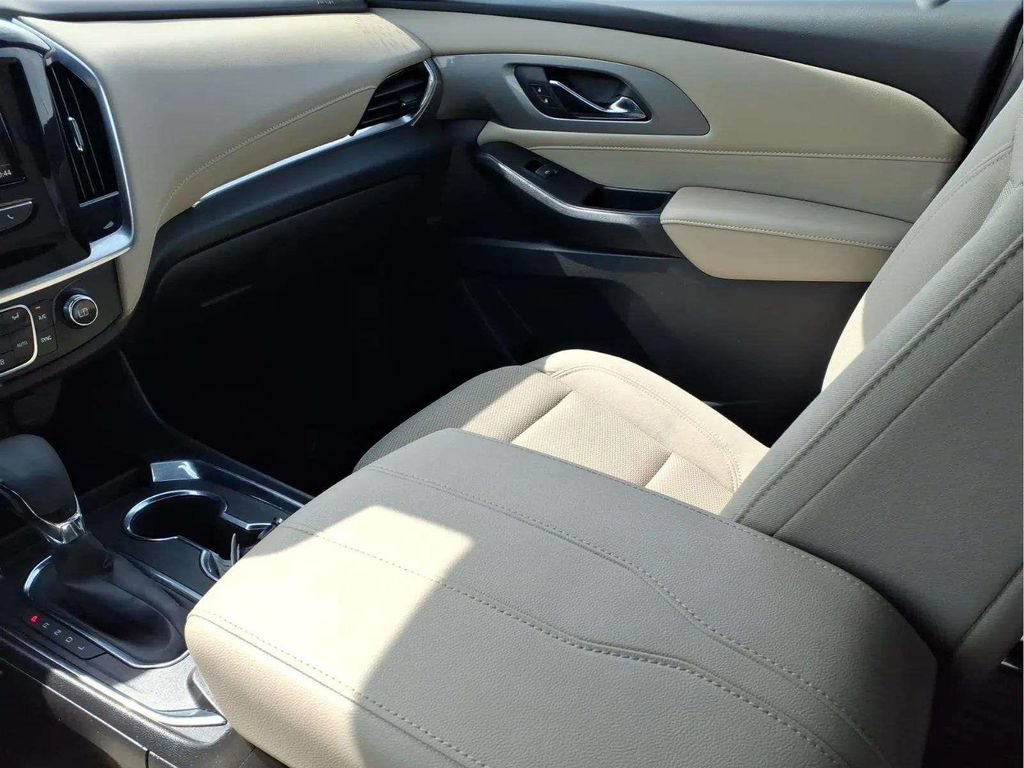 Used 2023 Chevrolet Traverse LS FWD image 12