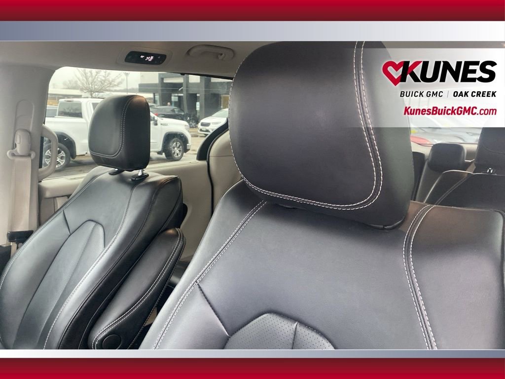 Used 2024 Chrysler Pacifica Touring-L FWD image 17