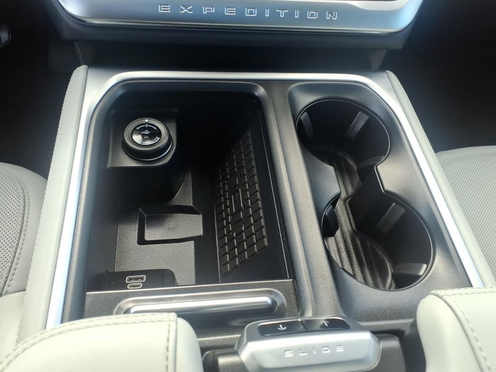 Used 2025 Ford Expedition Max Platinum AWD/4WD image 36