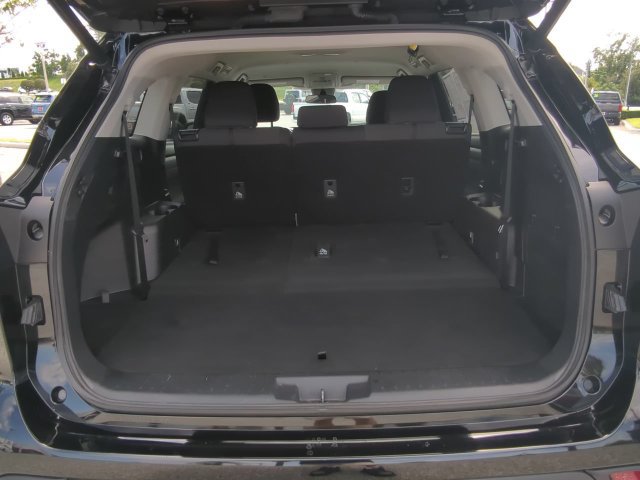 Used 2021 Toyota Highlander LE FWD image 12