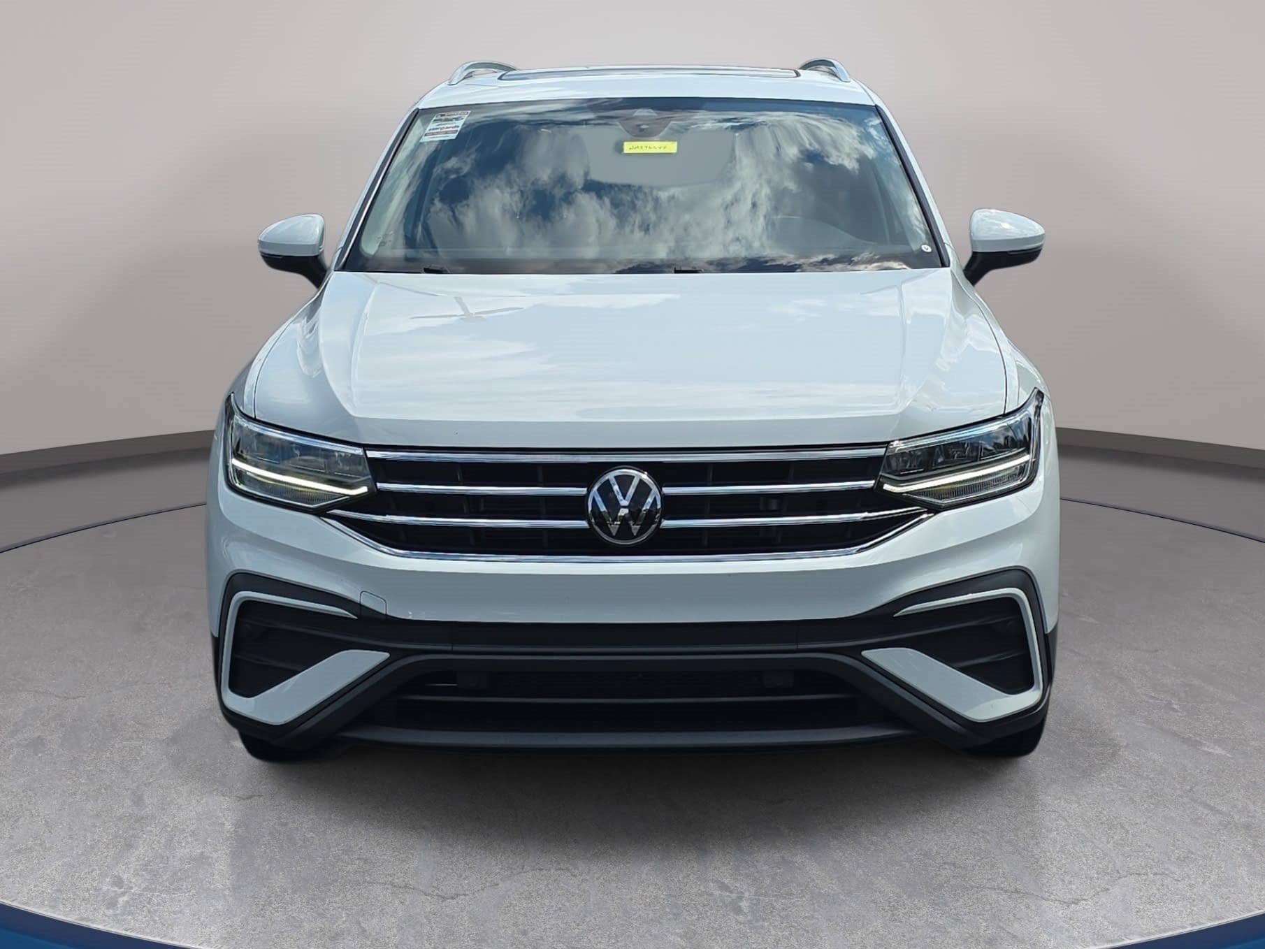 Used 2022 Volkswagen Tiguan SE FWD image 2