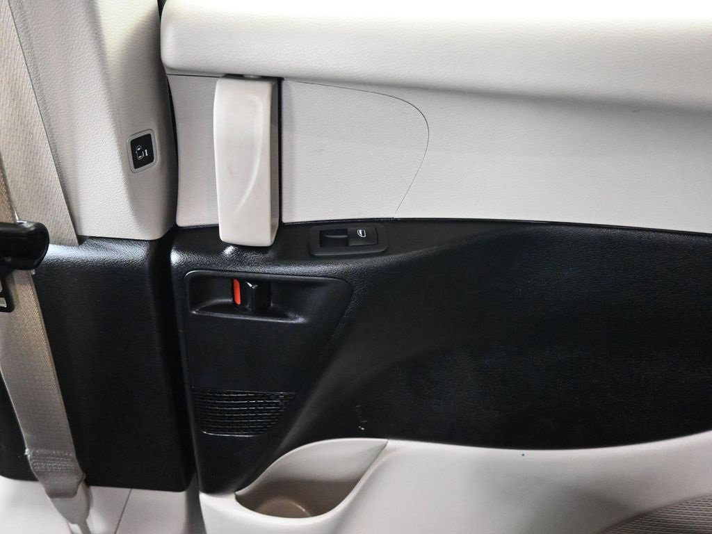 Used 2023 Chrysler Voyager LX image 36