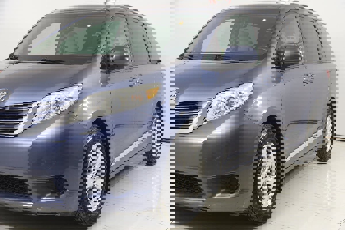 Used 2016 Toyota Sienna LE image 50