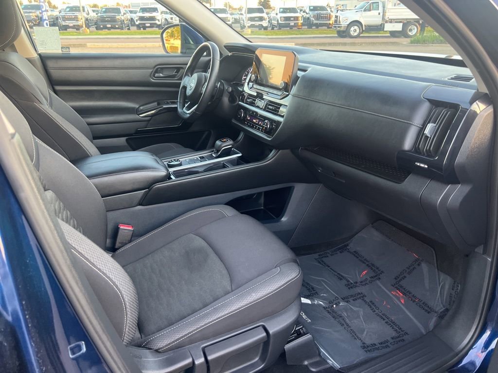 Used 2025 Nissan Pathfinder SV image 29