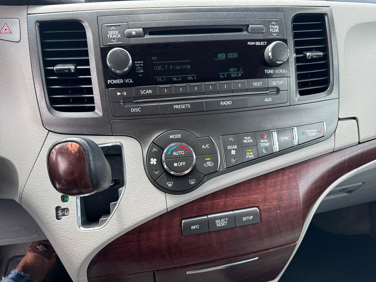 Used 2013 Toyota Sienna XLE FWD image 22