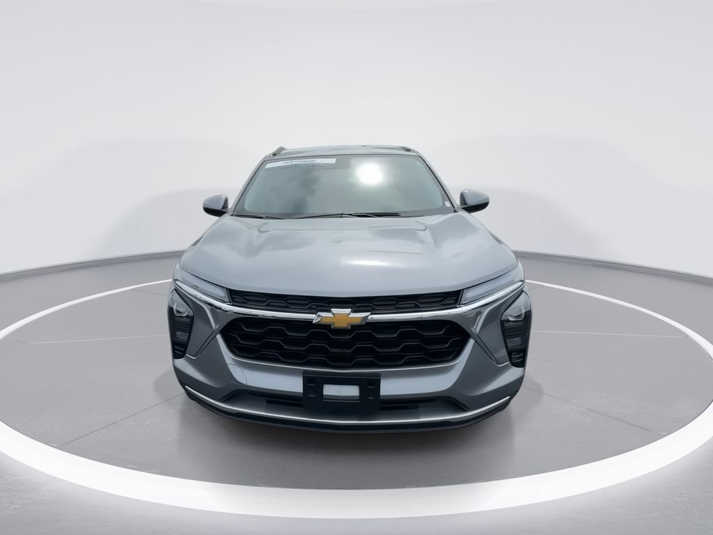 Used 2025 Chevrolet Trax LT w/ LT Convenience Package image 3