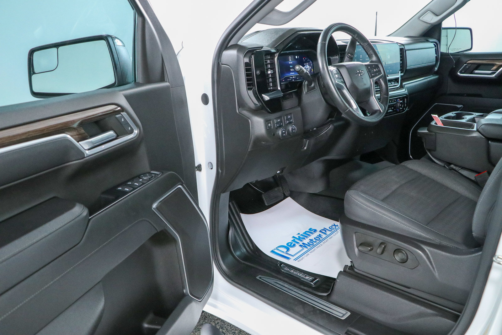 Used 2023 Chevrolet Silverado 1500 RST w/ Rally Edition AWD/4WD image 3