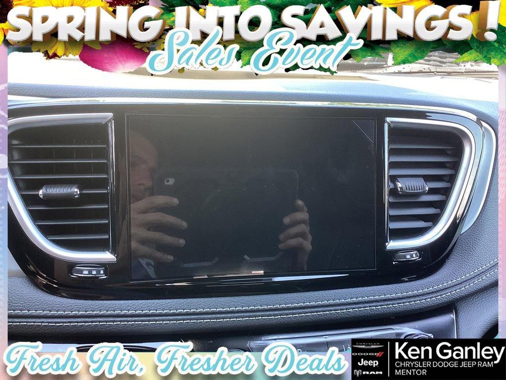 New 2026 Chrysler Pacifica Limited w/ Uconnect Theater Family Group image 11