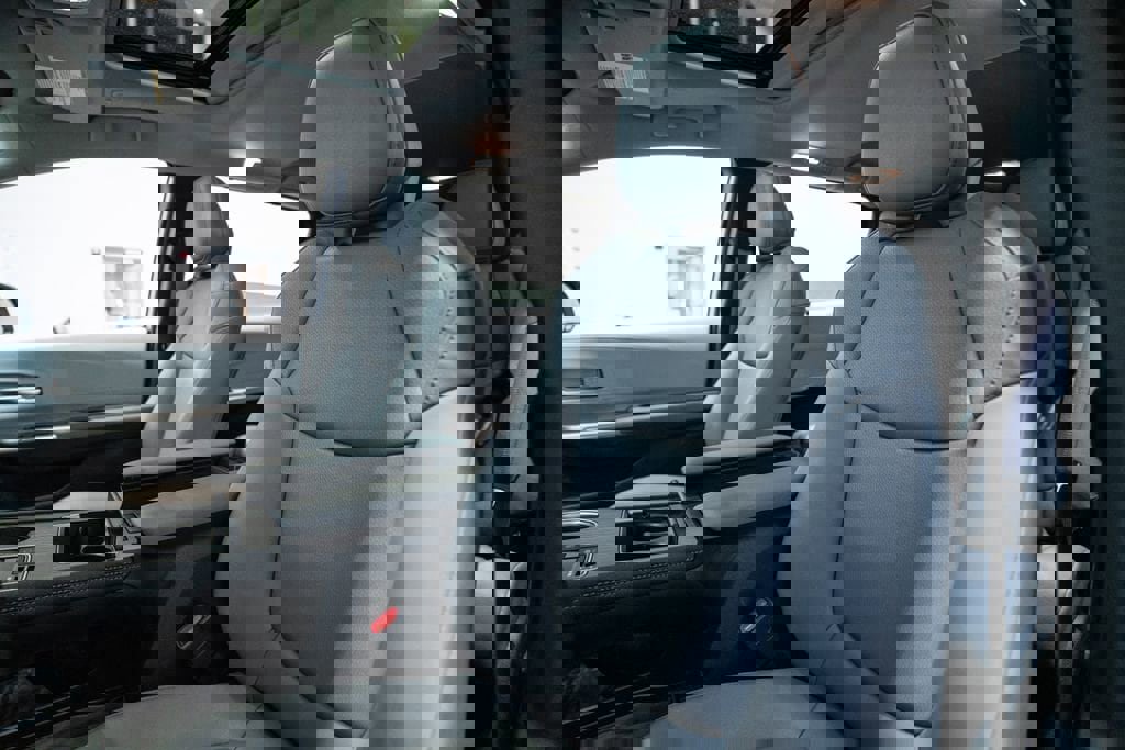 Used 2025 Toyota Sienna XLE AWD/4WD image 6