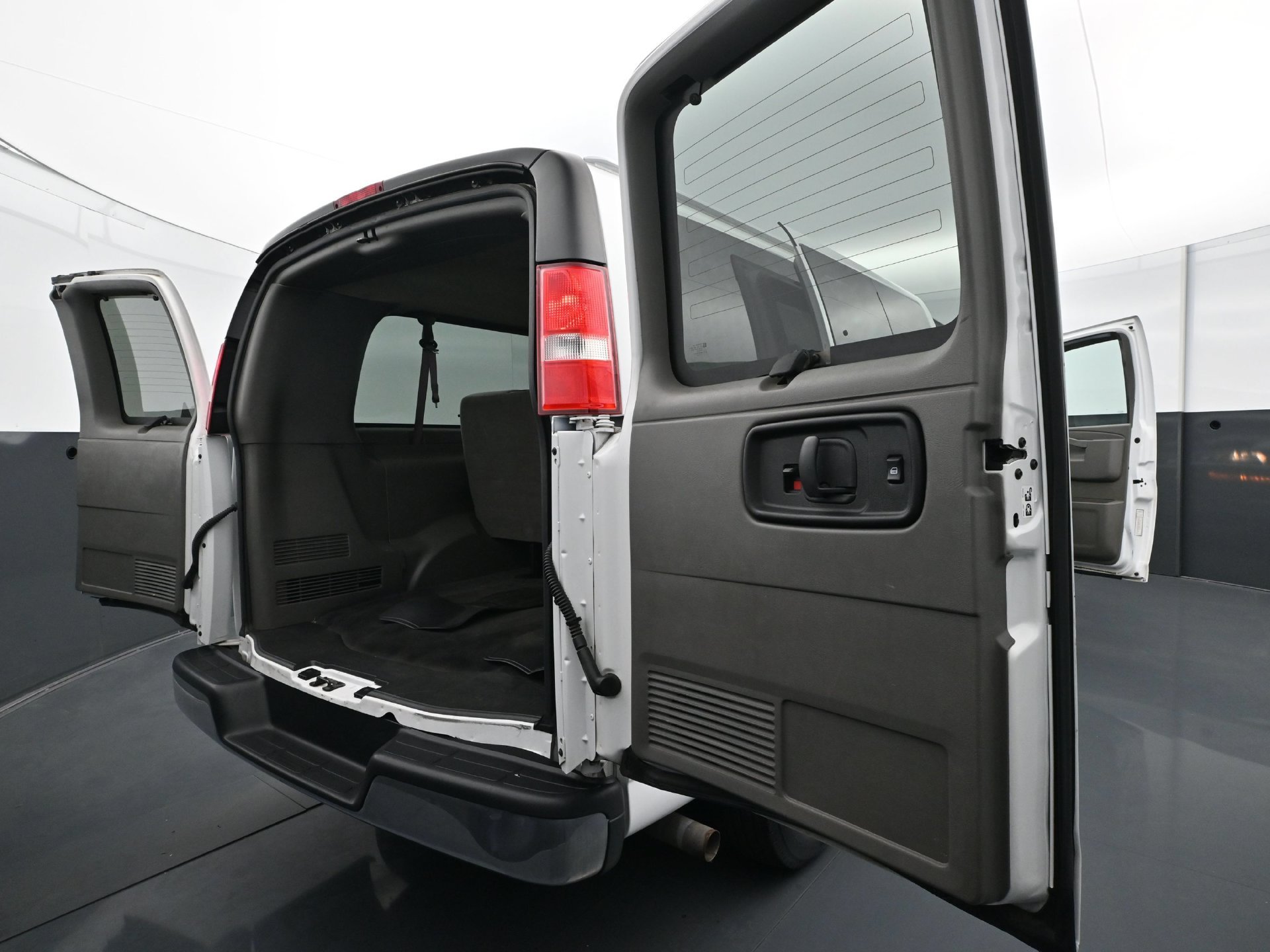 Used 2019 Chevrolet Express 3500 LT w/ LT Preferred Equipment Group RWD image 35