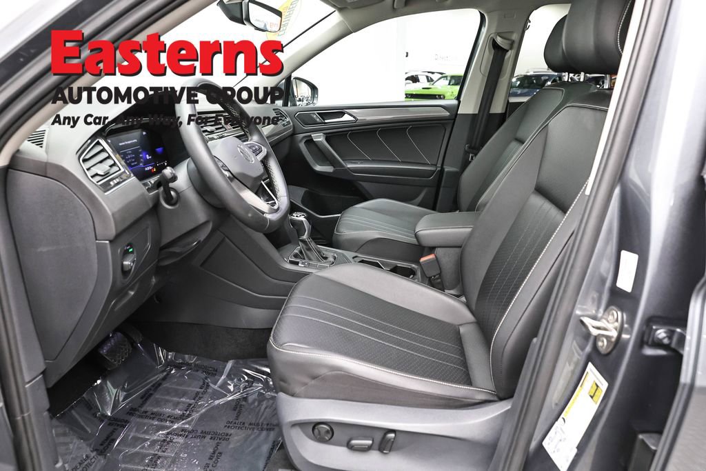 Used 2022 Volkswagen Tiguan SE w/ Panoramic Sunroof Package image 14
