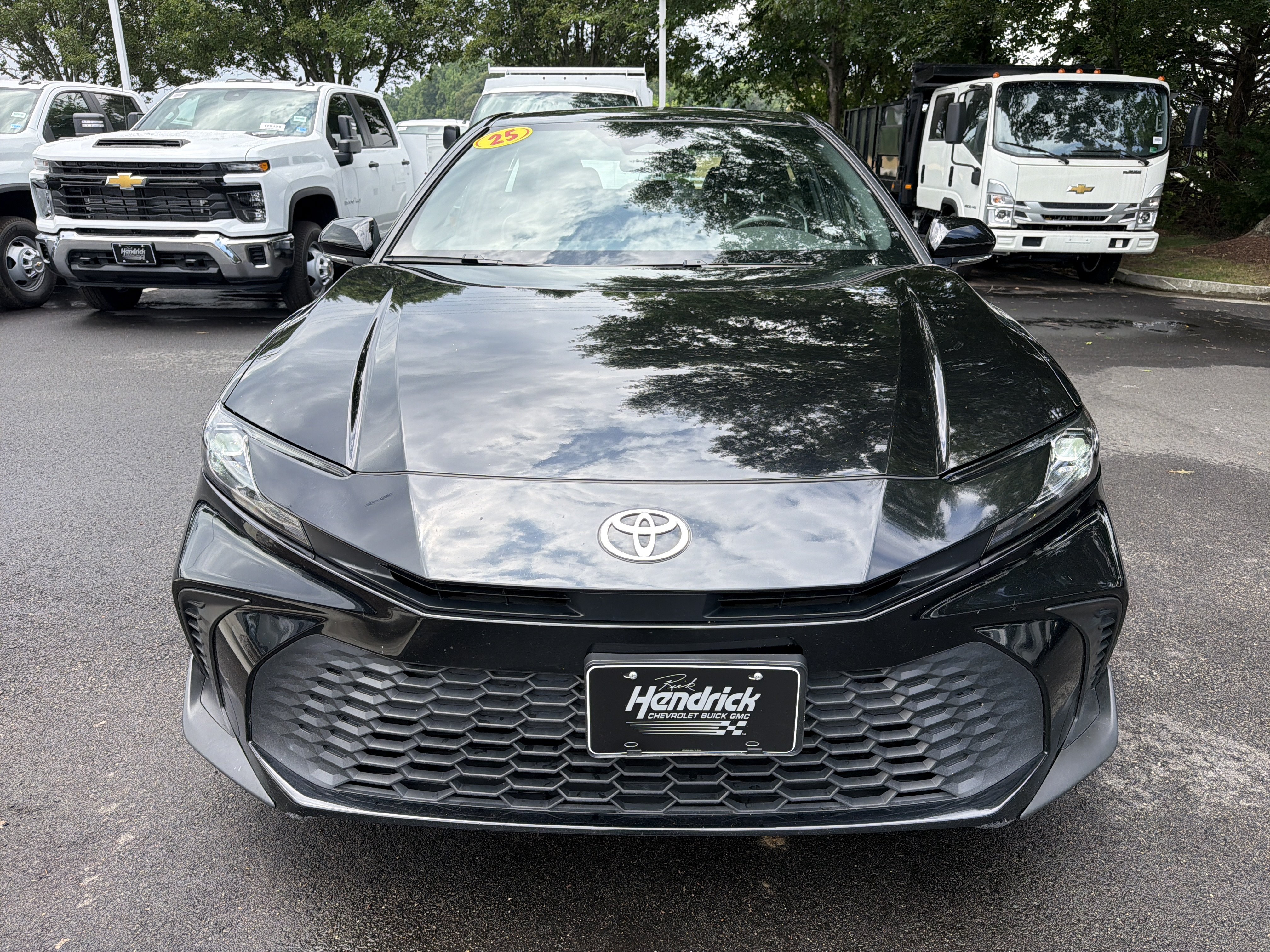 Used 2025 Toyota Camry SE FWD image 3
