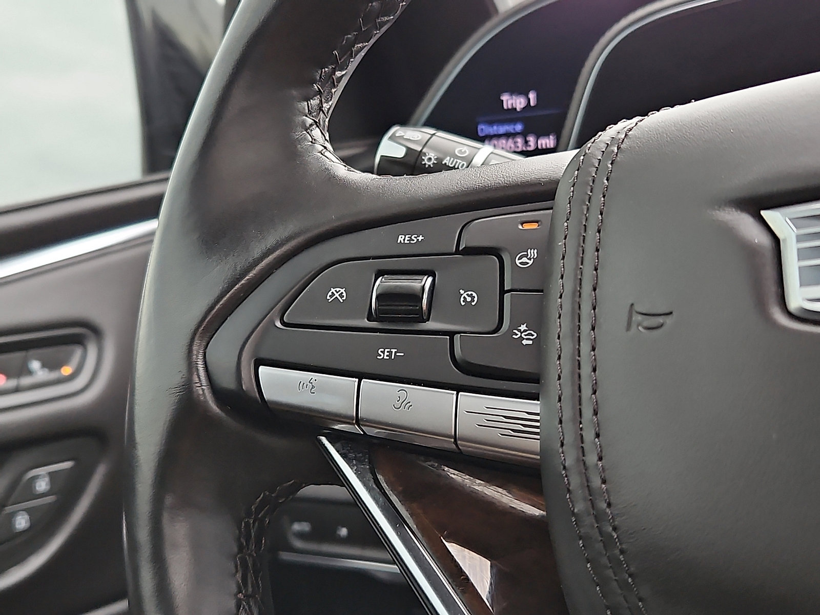 Used 2023 Cadillac Escalade Sport Platinum w/ LPO, ONYX Package image 22