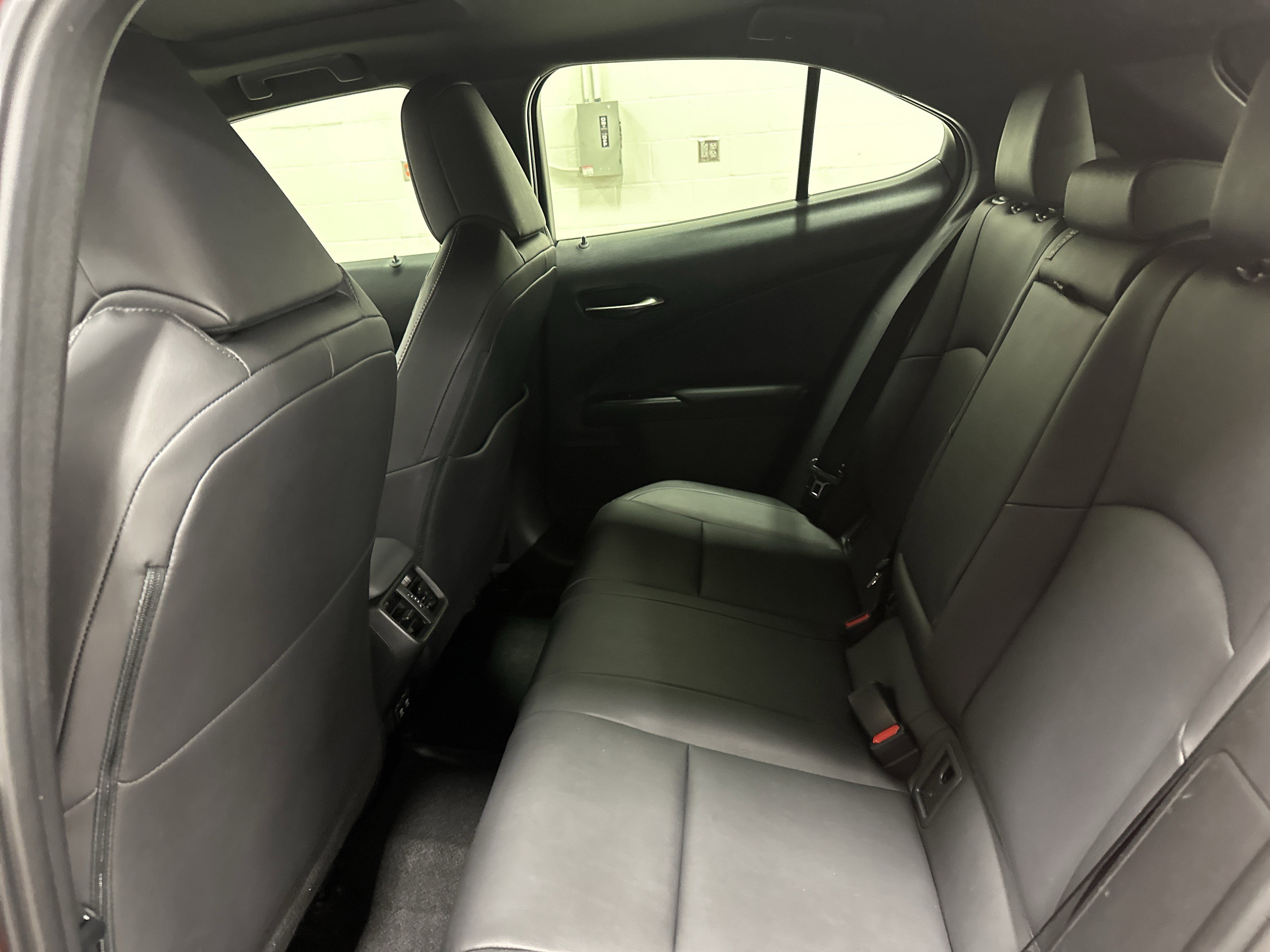 Used 2019 Lexus UX 250h w/ Premium Package image 31