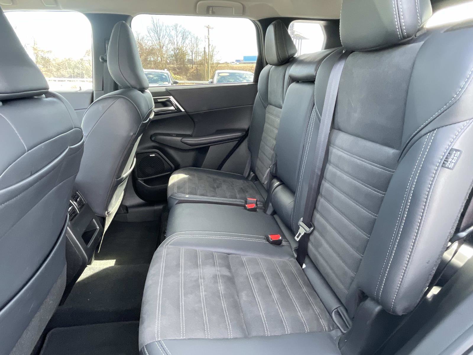 Used 2025 Mitsubishi Outlander SE FWD image 12