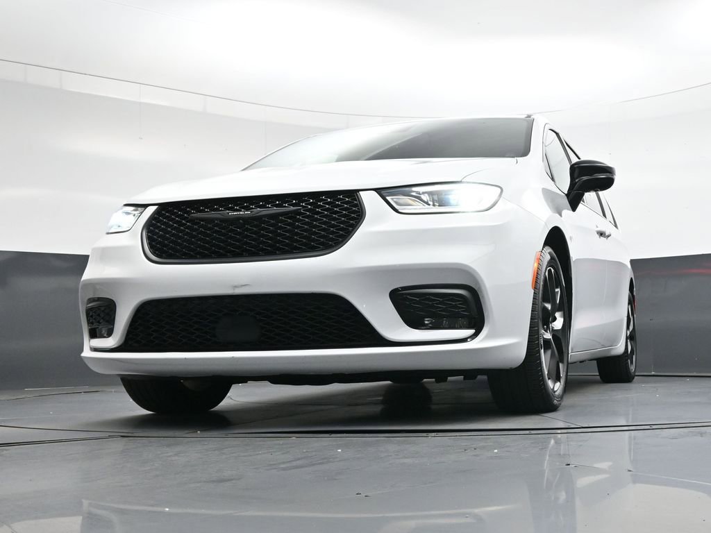 Used 2025 Chrysler Pacifica Limited image 42