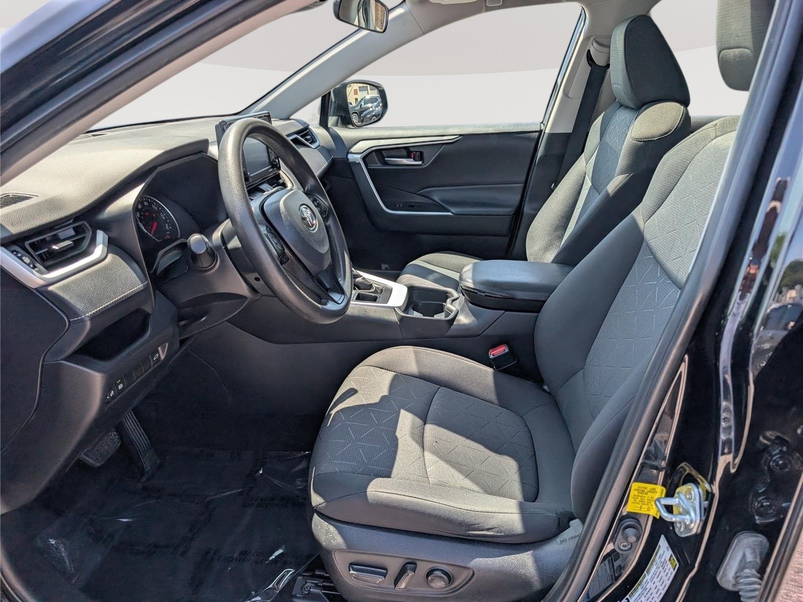 Used 2021 Toyota RAV4 XLE w/ Convenience Package AWD/4WD image 17