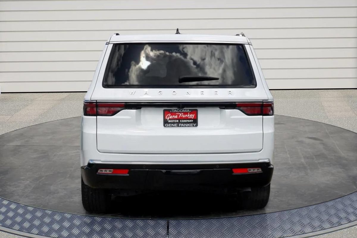 Used 2024 Jeep Wagoneer Series II w/ Flexible Seating Group RWD image 6