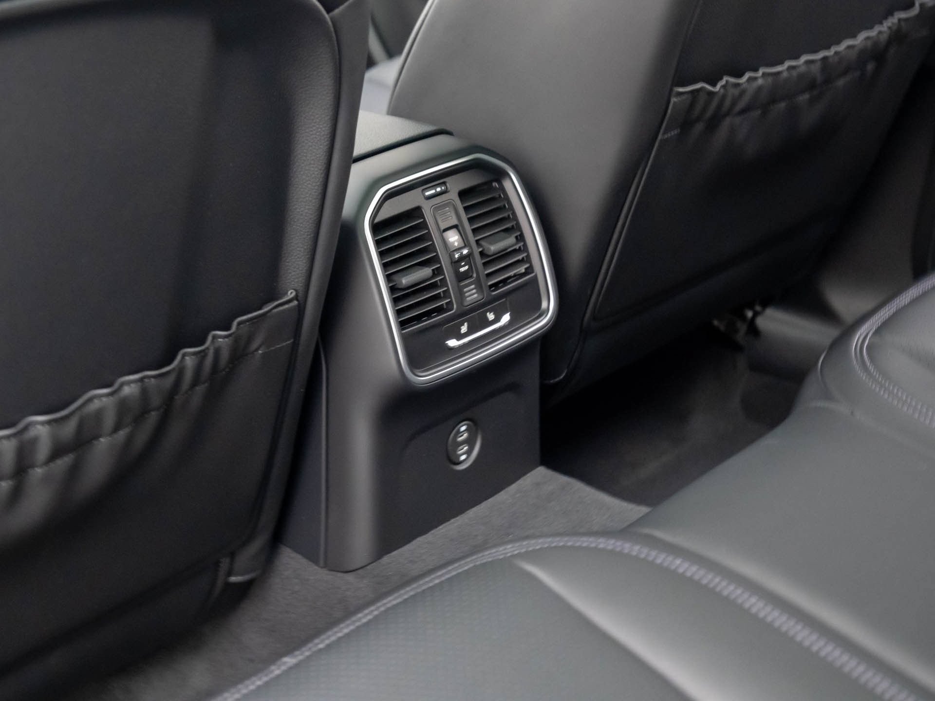 Certified 2026 Porsche Macan AWD/4WD image 18