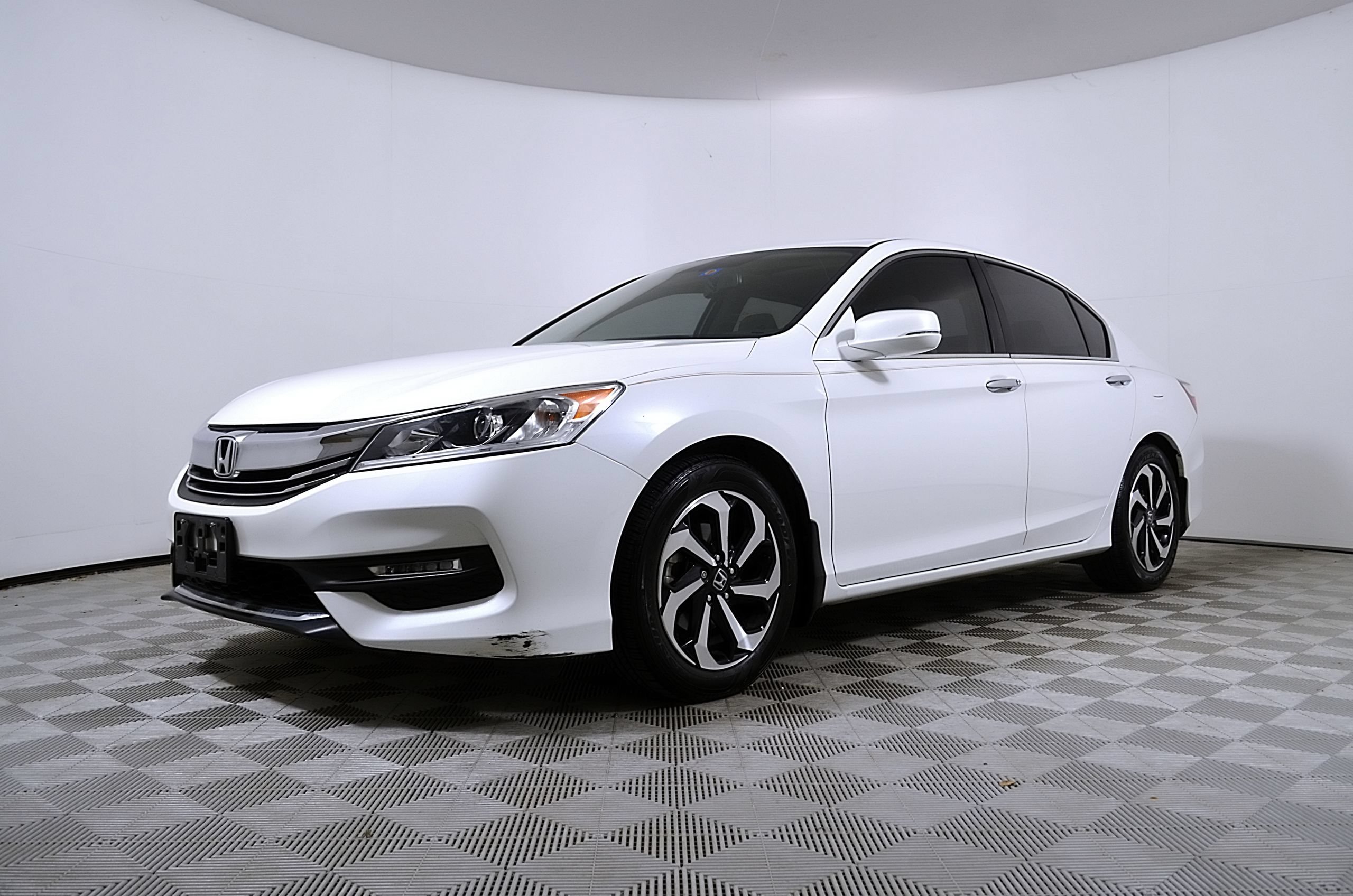 Used 2017 Honda Accord EX-L image 2